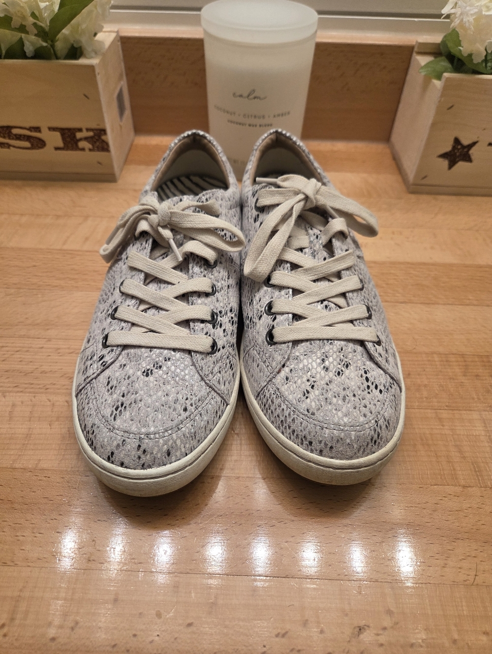 Taos Footwear Women's Onward Sneakers White/Gray Snake Print Leather Size 9.5 - Picture 2 of 10